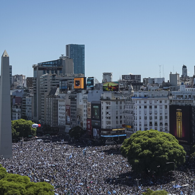 Marea albiceleste per la sfilata dell'Argentina
