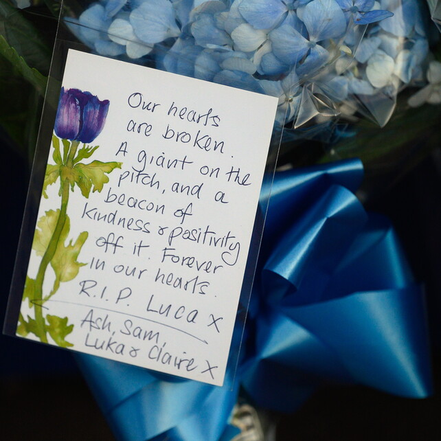 Londra, l'omaggio per Vialli fuori da Stamford Bridge