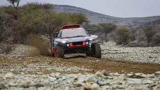 Sainz penalizzato, vince Loeb. Klein leader nelle moto