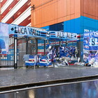 Marassi omaggia Vialli: fiori e striscioni | Maglia Samp: &quot;Luca e Sinisa all'infinito&quot;