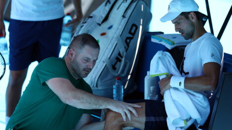 Australian Open, allarme Djokovic: si ferma per un problema muscolare