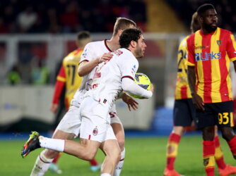 Leao e Calabria salvano il Milan a Lecce, ma il Napoli scappa a +9