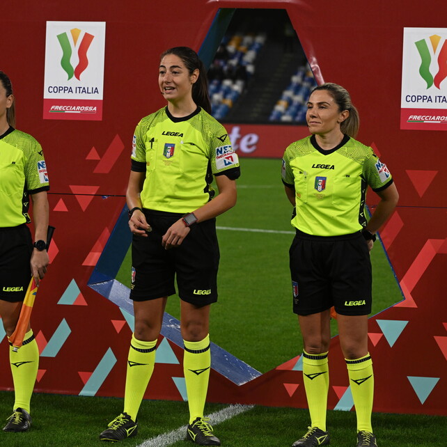 Al Maradona si fa la storia: terna arbitrale tutta al femminile