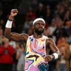 Australian Open, Tiafoe esagera col look: completo arcobaleno