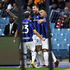 Dzeko: &quot;Grande gara, vincere &egrave; bellissimo. Futuro? Ora festeggio&quot;