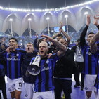 Di Marco con il megafono guida la festa nerazzurra FOTO