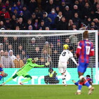 Olise gela il Manchester United: niente sorpasso al City