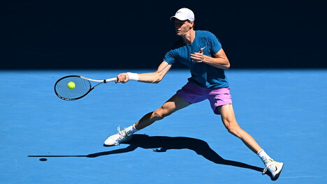 Sinner, paura e super rimonta: ora gli ottavi contro&nbsp;Tsitsipas