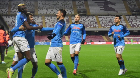 Il Napoli vince il derby e continua la fuga: chiude l'andata con 50 punti