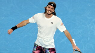 Tsitsipas vola in semifinale, sfider&agrave; Khachanov. Out Pegula