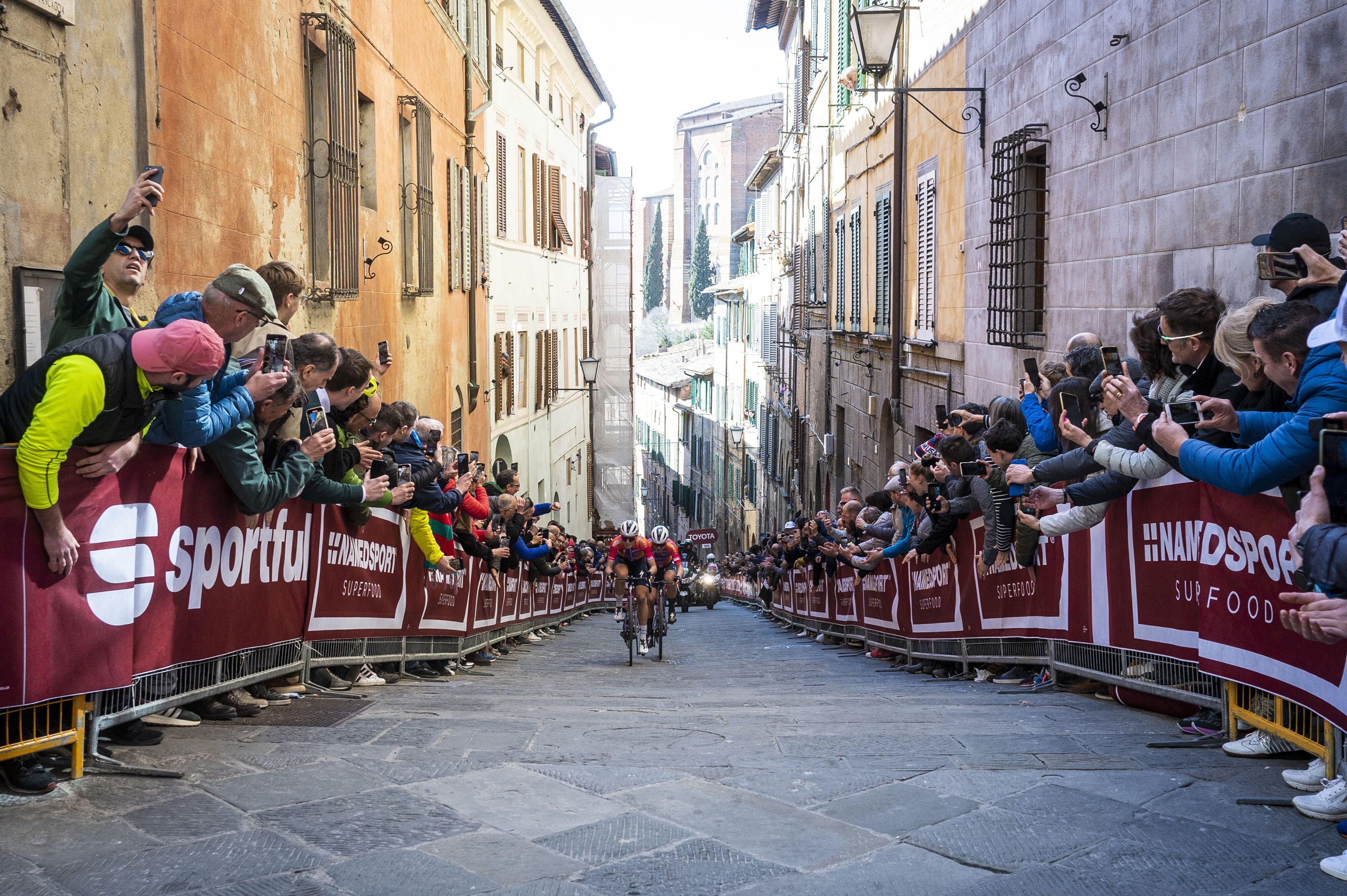 Ciclismo, Strade Bianche: vince Tom Pidcock del team Ineos Grenadiers, davanti a Madouas e Benoot - foto 1