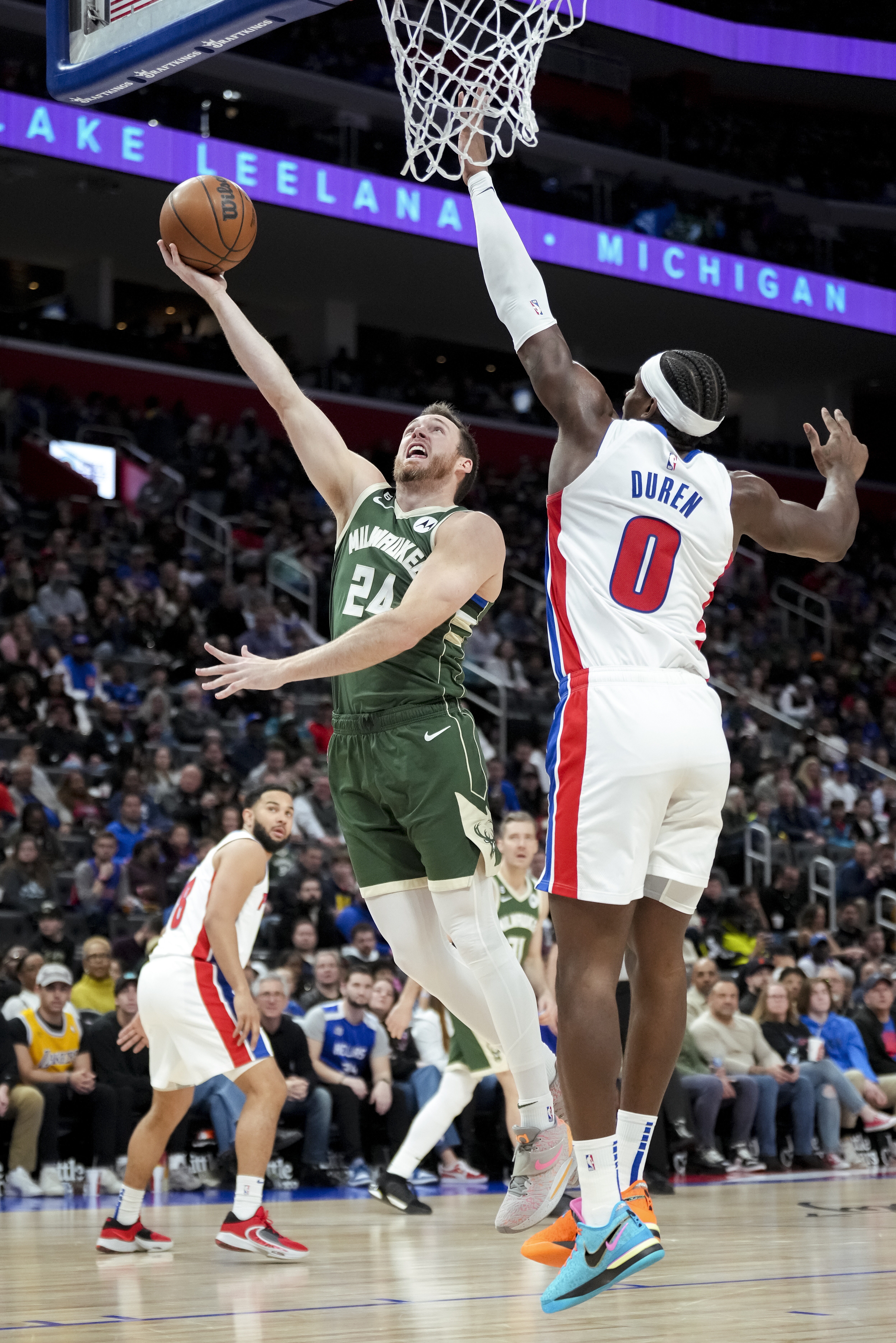 Nba: vincono Milwaukee e Denver - foto 1