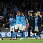 Napoli stanco e svogliato, la notte da incubo tra campo e spalti