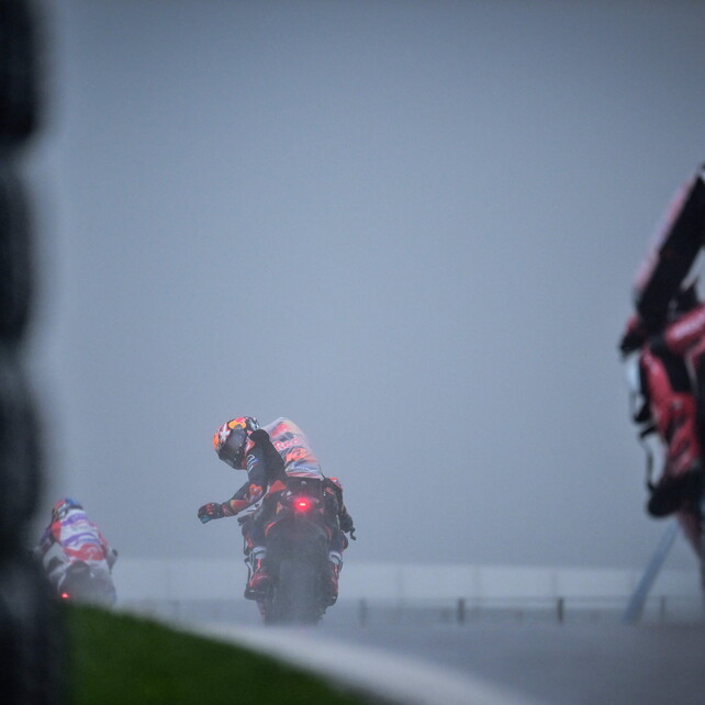 MotoGP, sabato bagnato a Silverstone