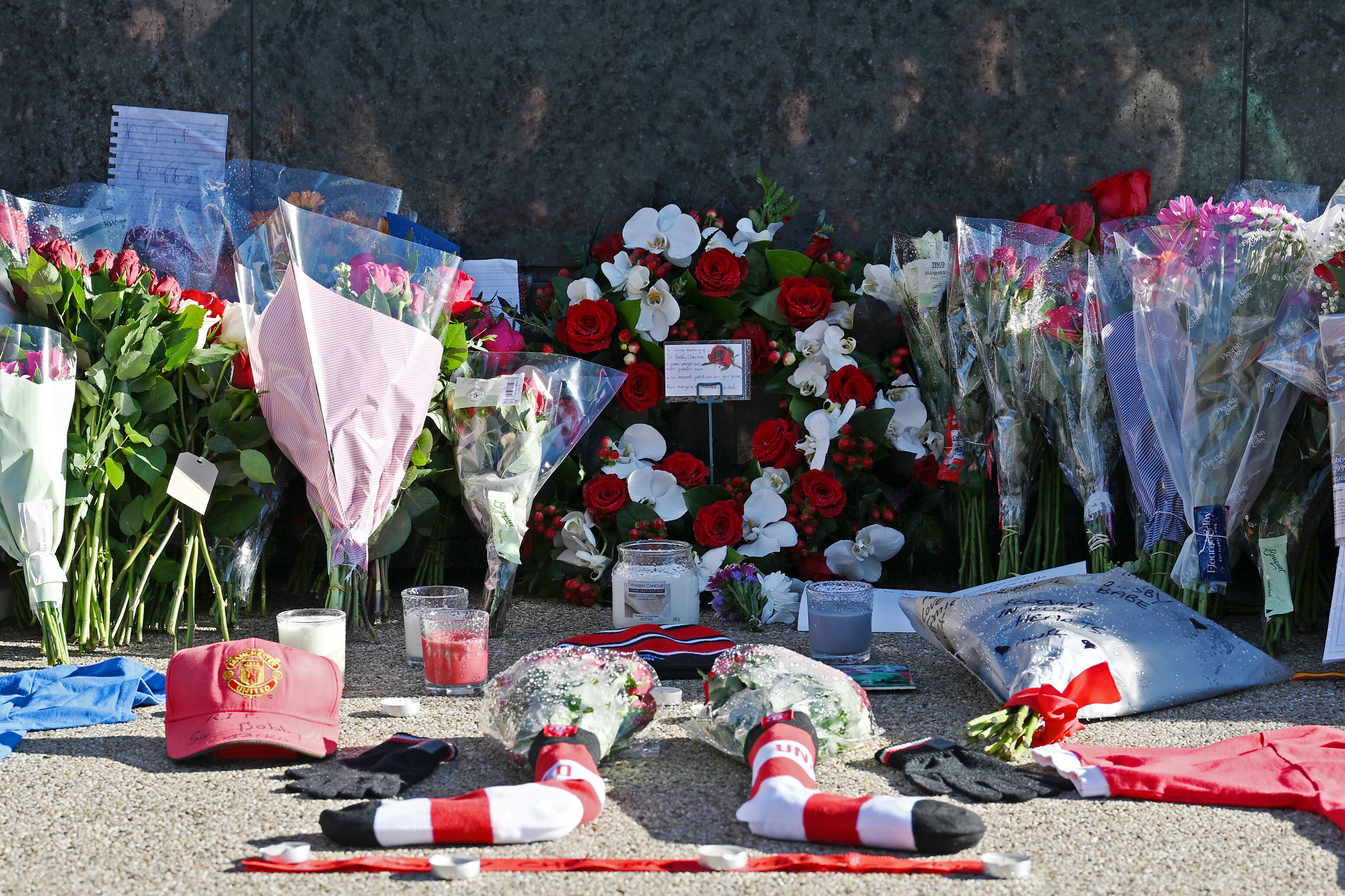 Magliette, sciarpe e fiori: i tifosi del Manchester United rendono omaggio a Bobby Charlton - foto 11