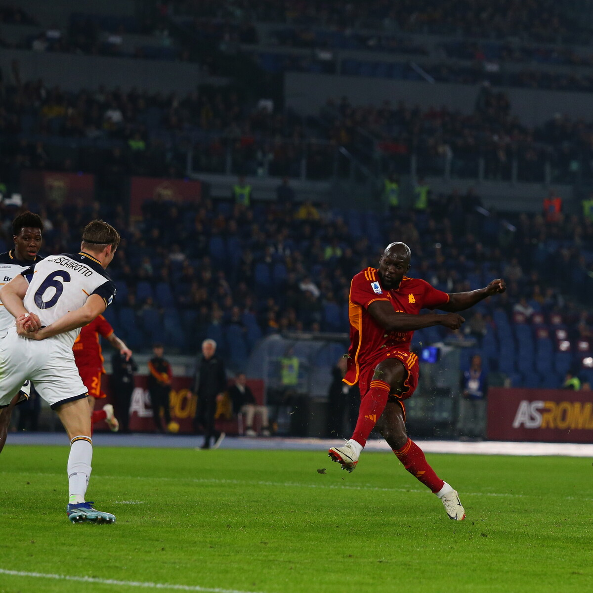 Almqvist illude il Lecce, Azmoun e Lukaku lanciano la Roma nel recupero