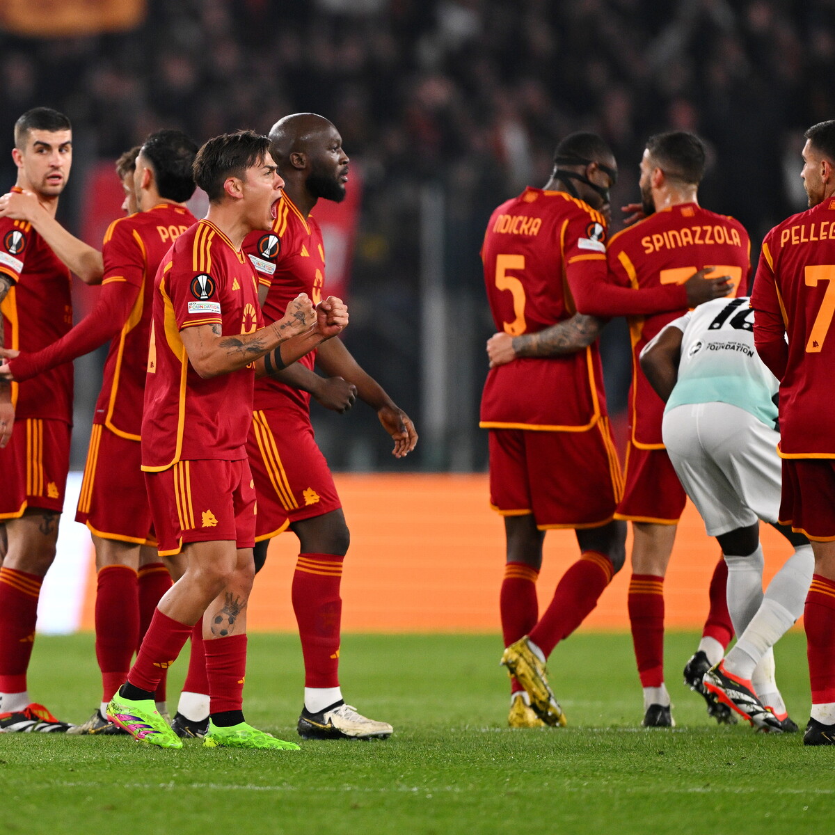 Roma, poker show al Brighton: Dybala & Co. prenotano i quarti