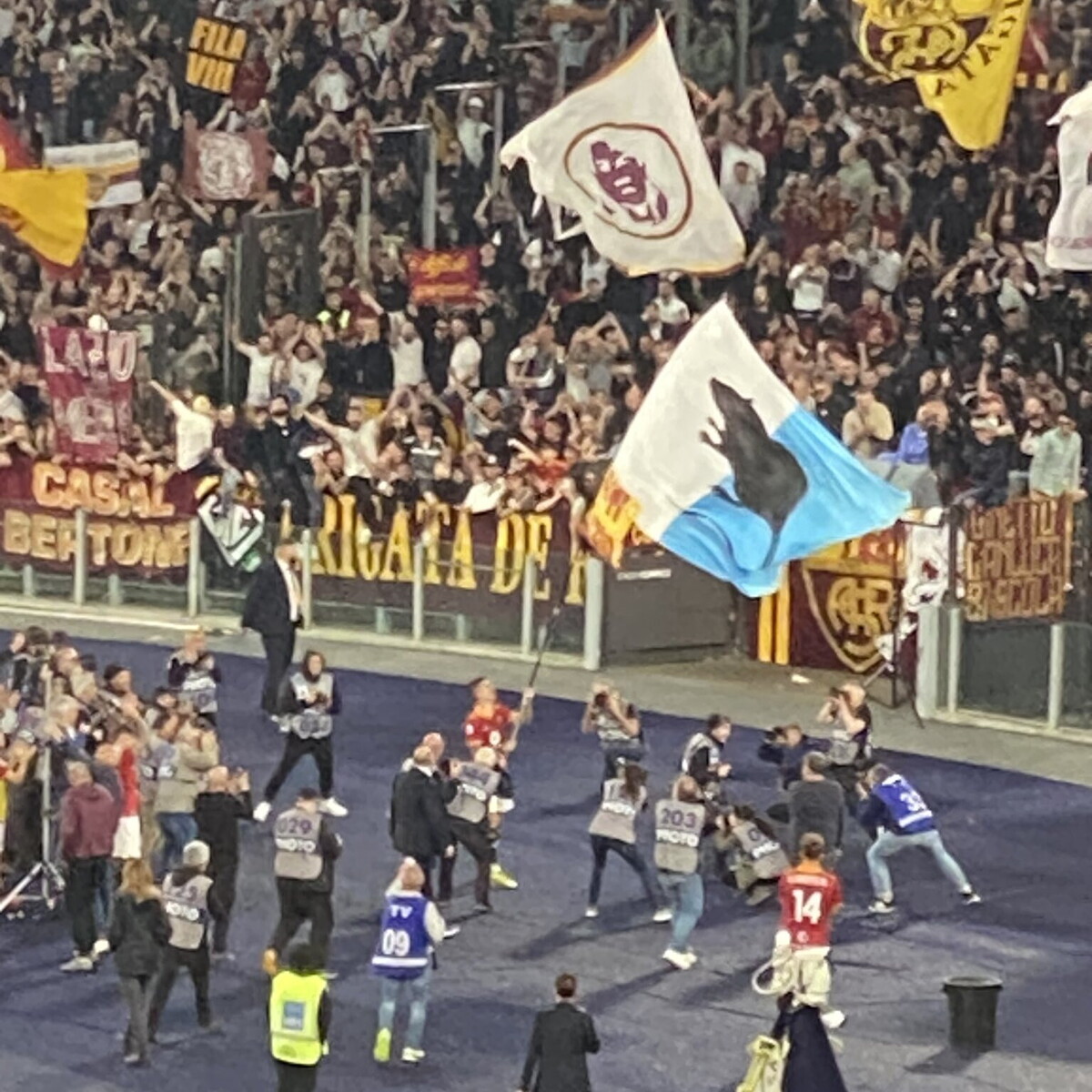 Mancini decide poi sfotte: sotto la Sud con bandiera Lazio con topo