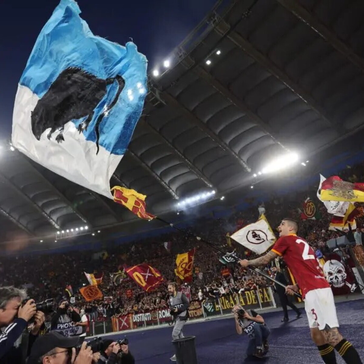 Mancini e la bandiera anti Lazio, indaga la procura Figc: ecco cosa rischia