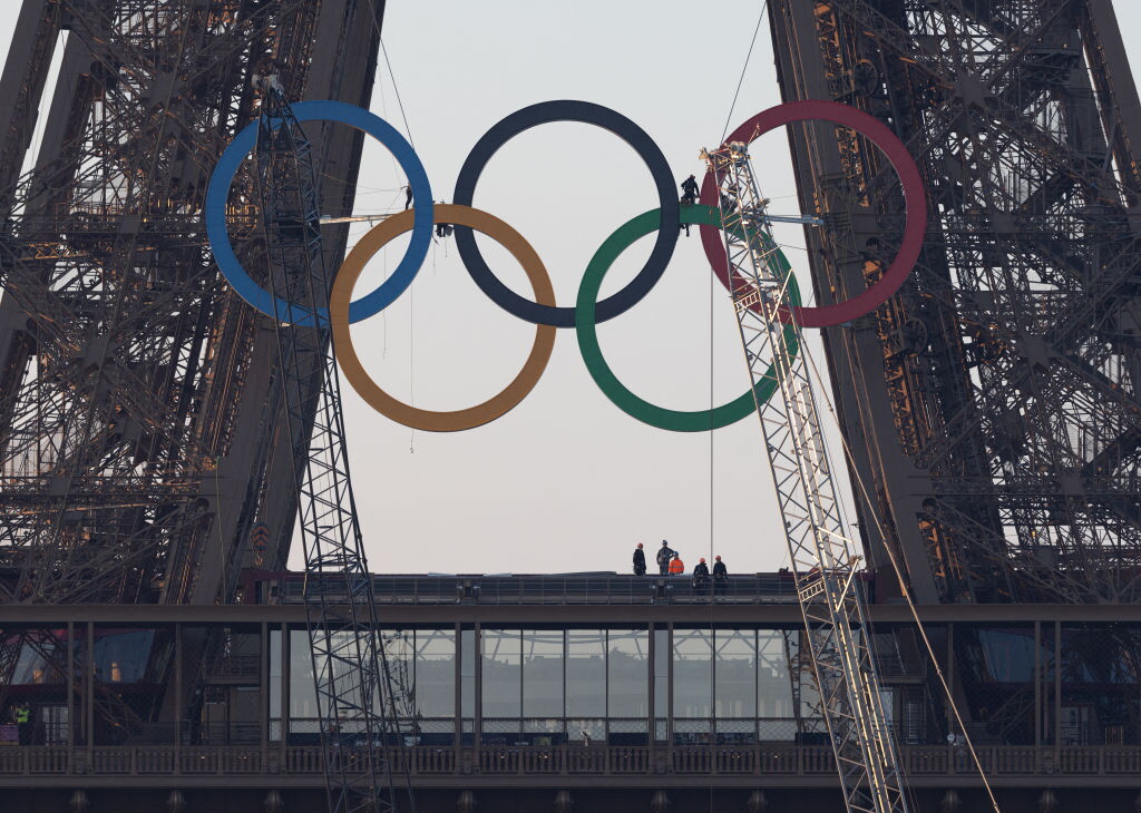 Parigi 2024: installati i cinque cerchi olimpici sulla Tour Eiffel