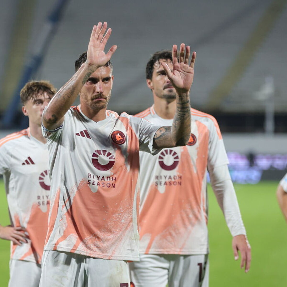 Capitan Pellegrini affronta i tifosi: “Mai mancato il rispetto per la maglia, stiamo male come voi”