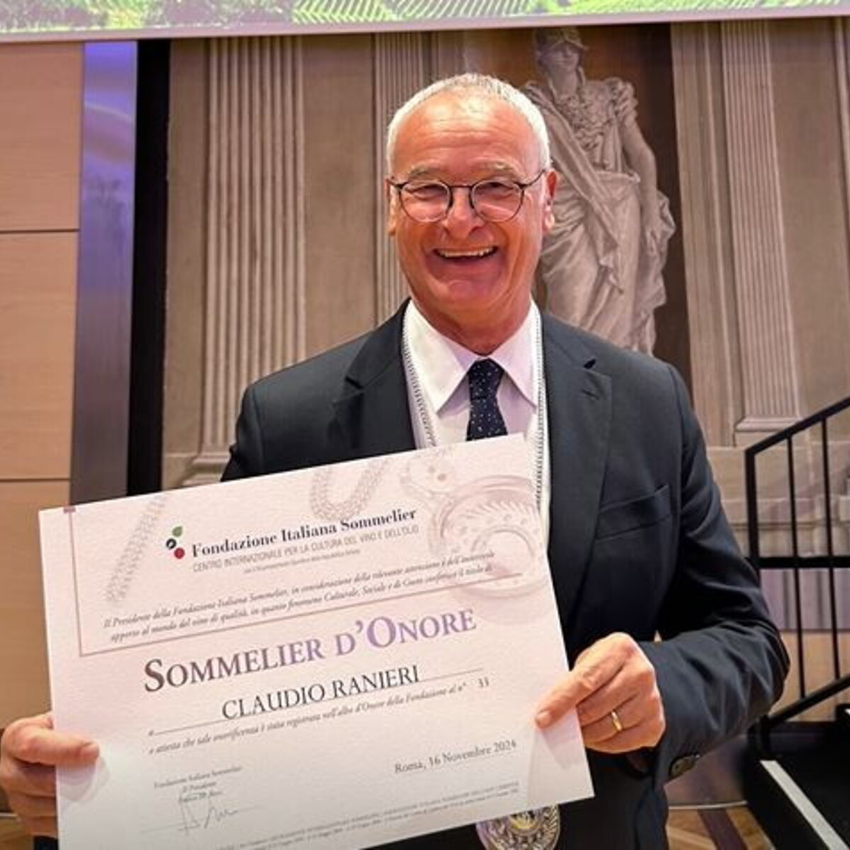 Ranieri premiato ‘sommelier d’onore’: “Mi prenderò cura dei giocatori come si fa con l’uva”