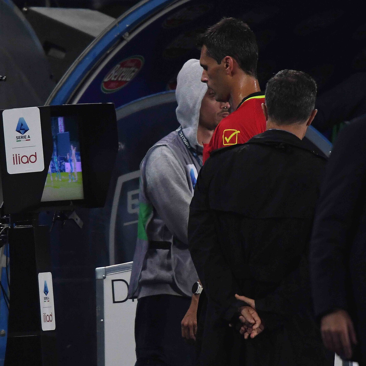 Esperimento VAR in Coppa Italia: l'audio dell'arbitro negli stadi, ma solo in caso di On Field Review