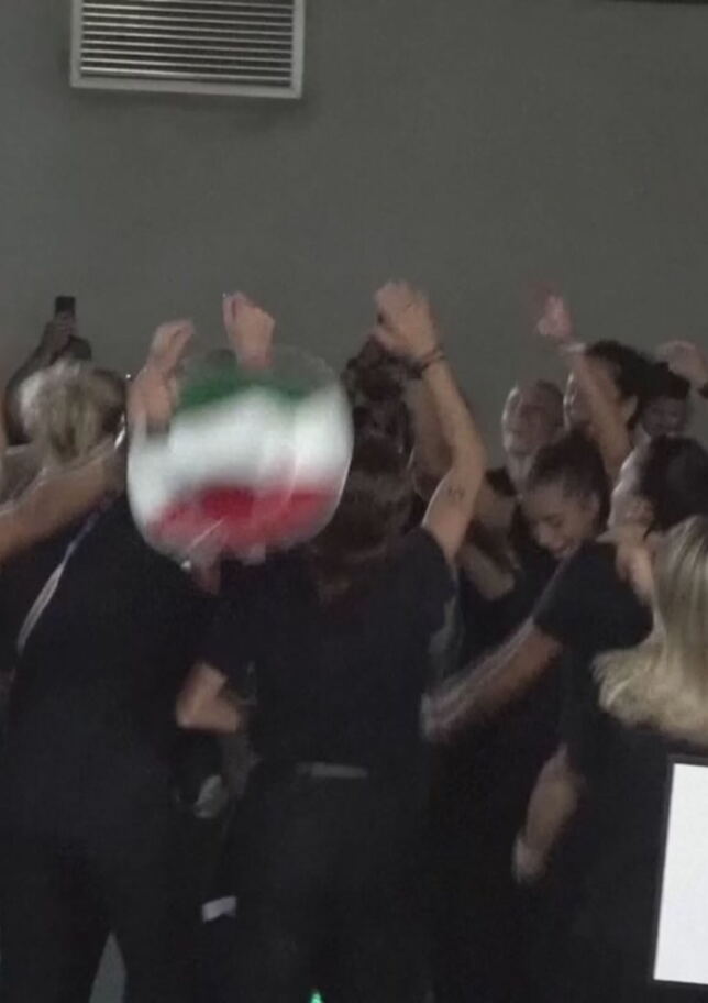 Grande festa nello spogliatoio: i cori delle Azzurre