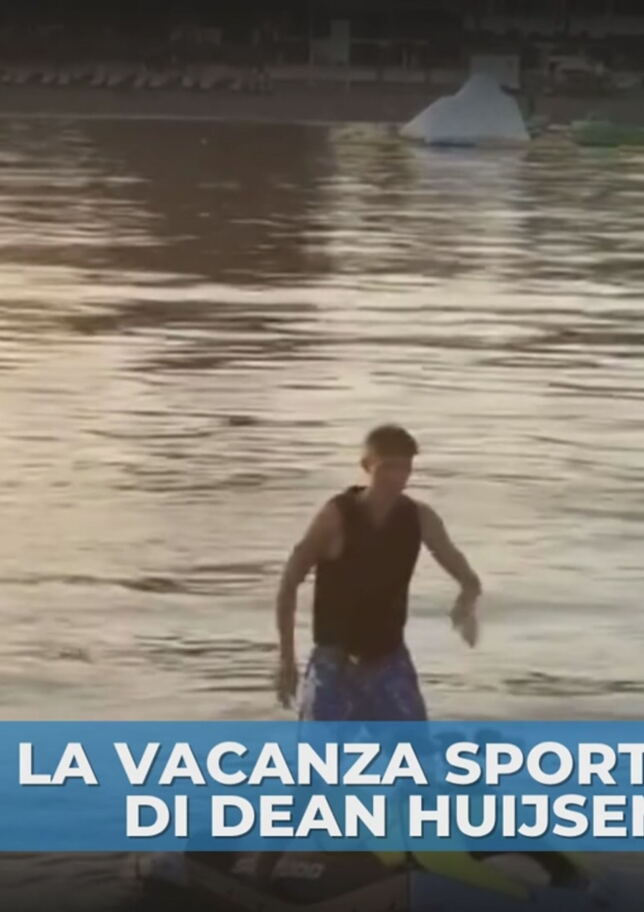 Huijsen balla e impenna sulla moto d'acqua
