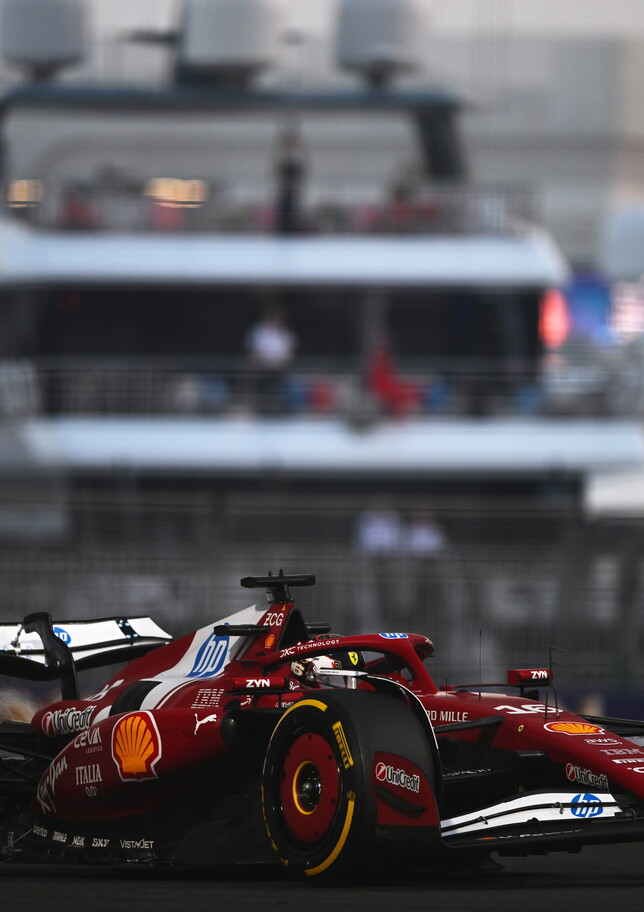 Leclerc: "Ci manca ancora qualcosa". Hamilton: "Macchina difficile da guidare"