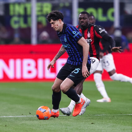 Il caso Bastoni aleggia anche sul derby: le parole di Chivu e il messaggio (indiretto) di Allegri