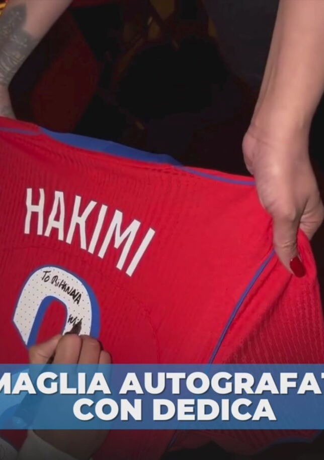 Hakimi fa felice Rihanna: maglia autografata con dedica