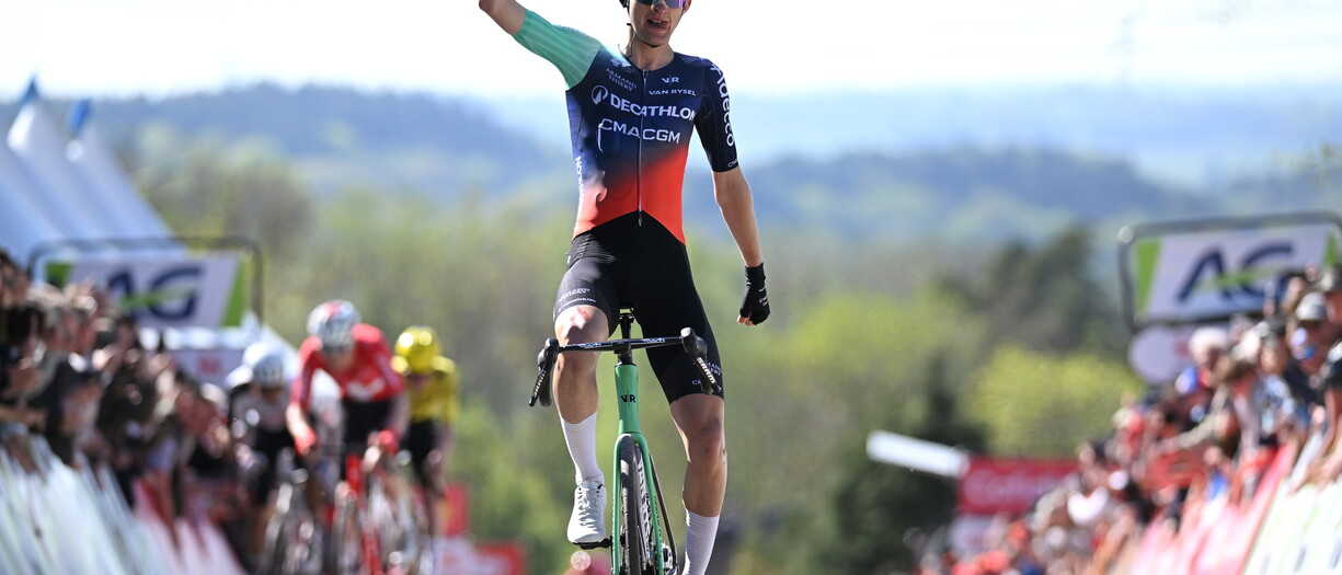 Ciclismo, Freccia Vallone: Paul Seixas trionfa sul muro di Huy. È il più giovane di sempre