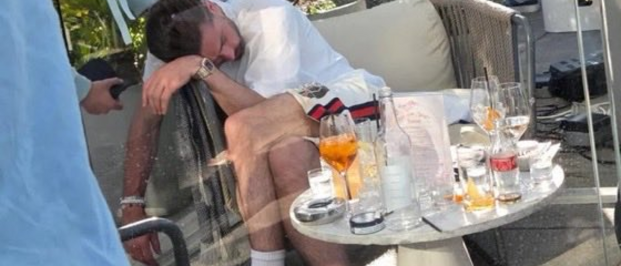 Grealish ubriaco, le foto shock in un rooftop a Manchester: "L’alcol ha avuto la meglio"