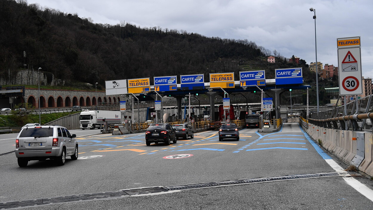 Retromarcia al casello: patente a rischio
