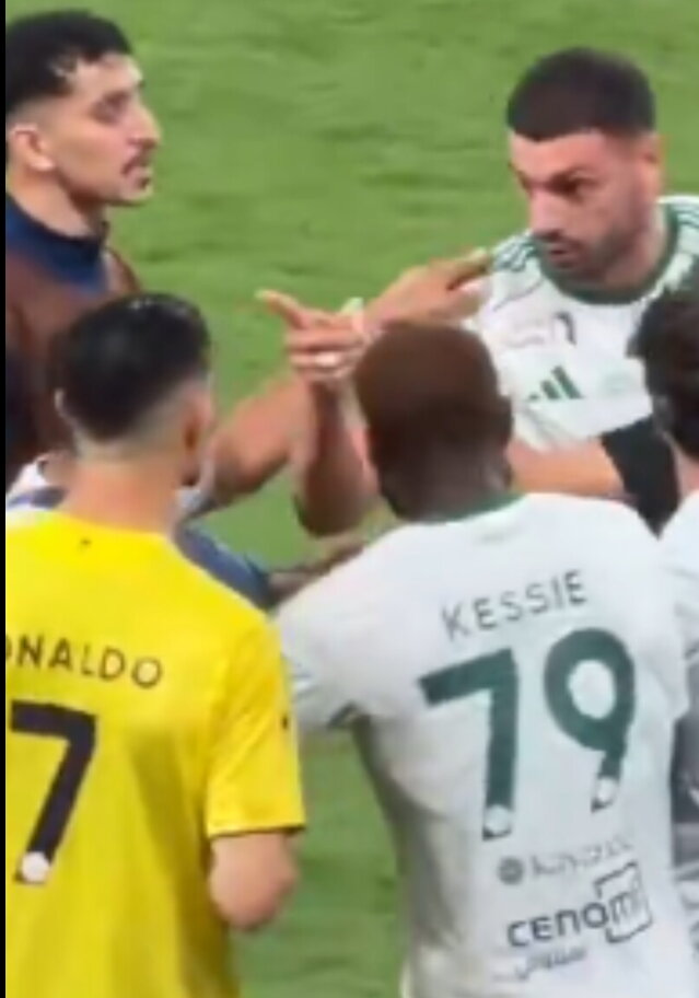 Segna, provoca Demiral, mostra il '5' ai tifosi e poi "questo non è calcio": la serata folle di Ronaldo