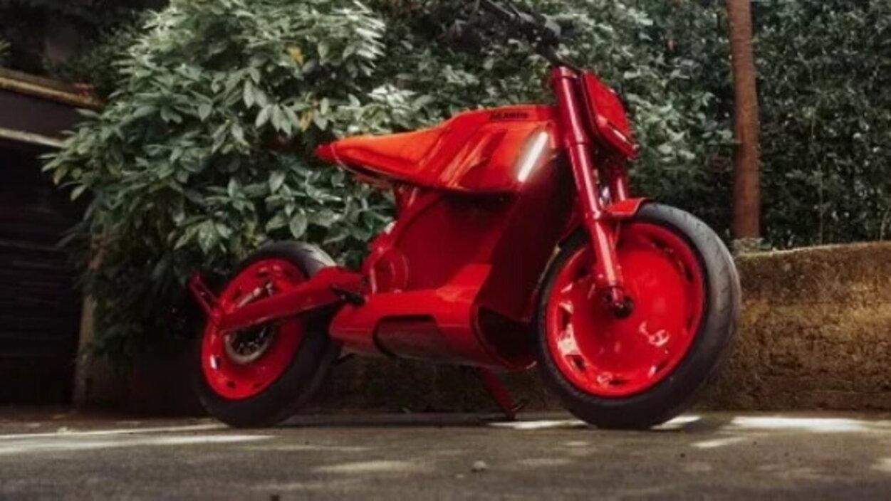 Una moto (tutta rossa) da oltre 30 mila euro