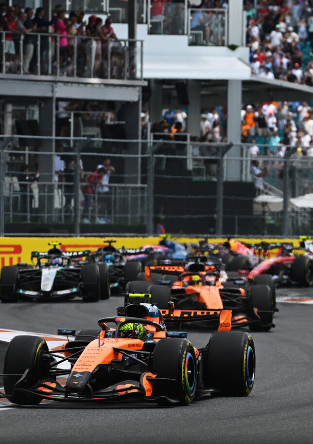 Doppietta McLaren con Norris e Piastri, Ferrari a podio con Leclerc