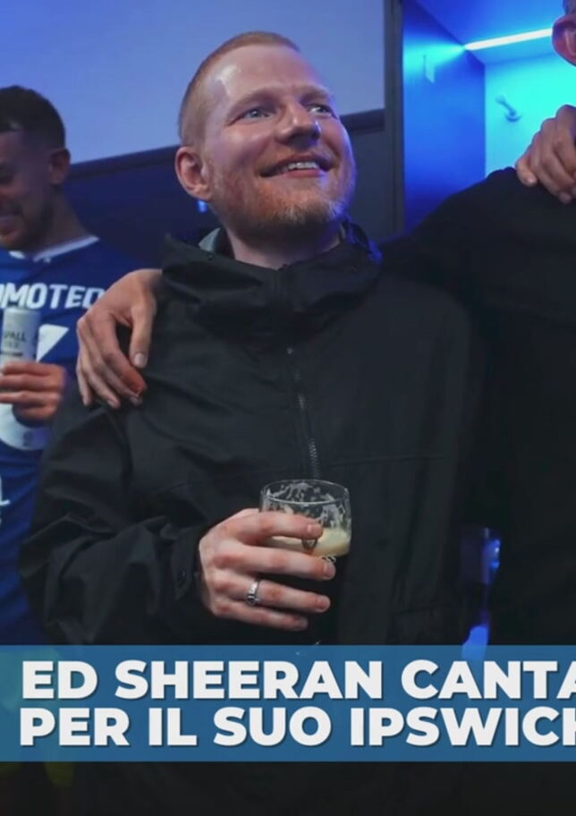 Ipswich in Premier: Ed Sheeran si unisce alla festa nello spogliatoio