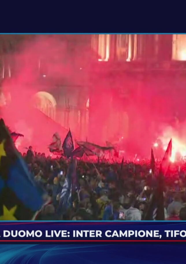 Fumogeni, bandieroni e... stendardi-sfottò: Piazza Duomo è tutta nerazzurra