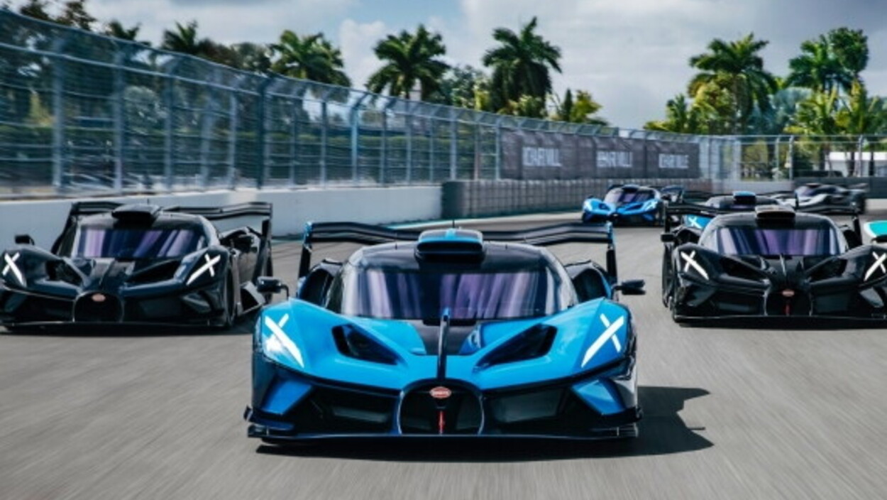 Parata di Bugatti sul circuito del Gran Premio di Miami