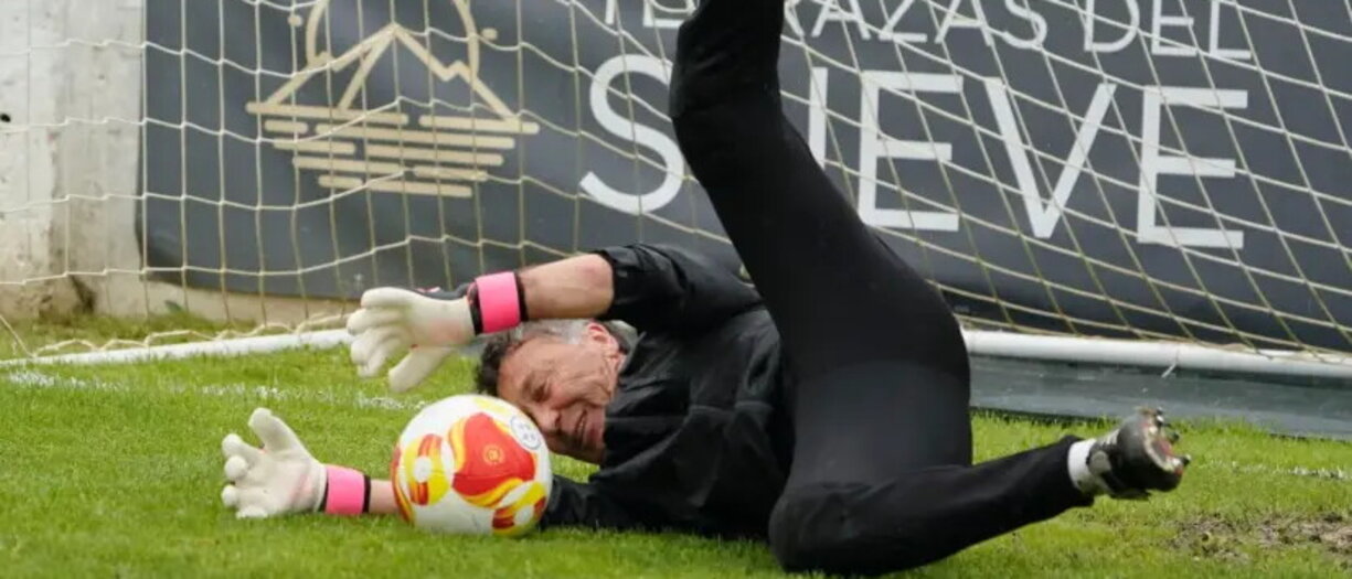 Spagna, Ángel Mateos González torna in campo a 70 anni con il Colunga e stabilisce un record