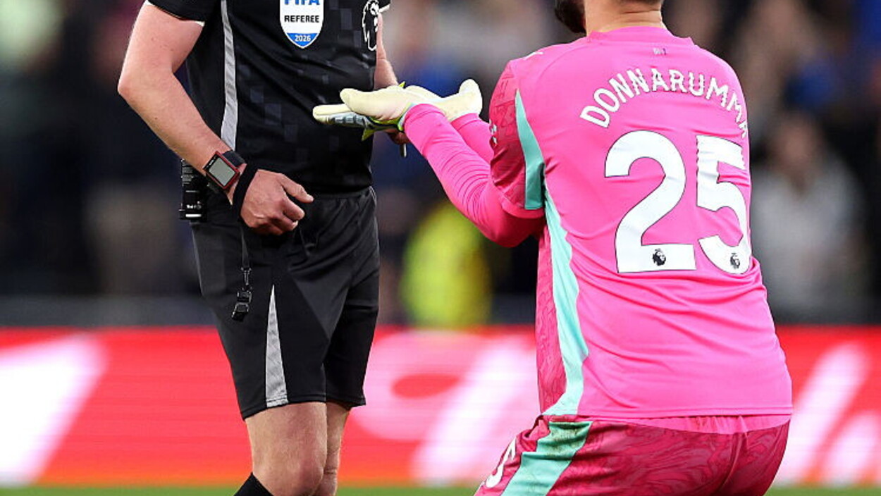 Donnarumma in ginocchio dall'arbitro: altro giallo per Gigio