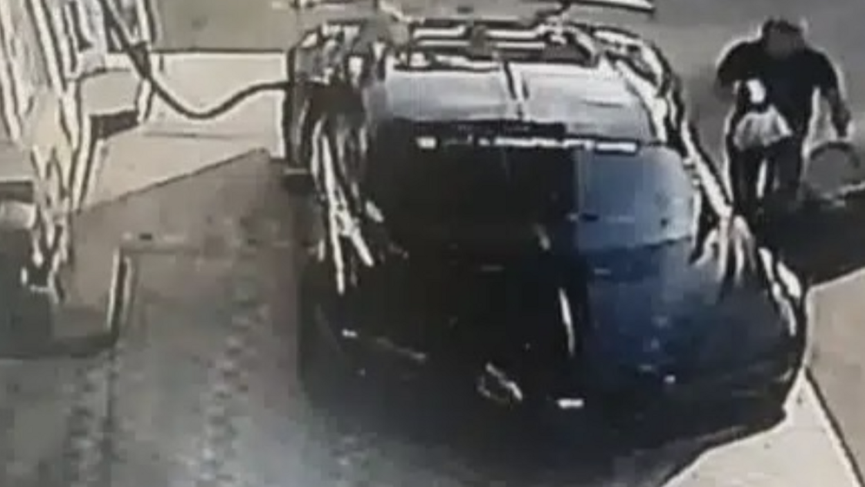 Dimentica una Bugatti Chiron alla pompa di benzina