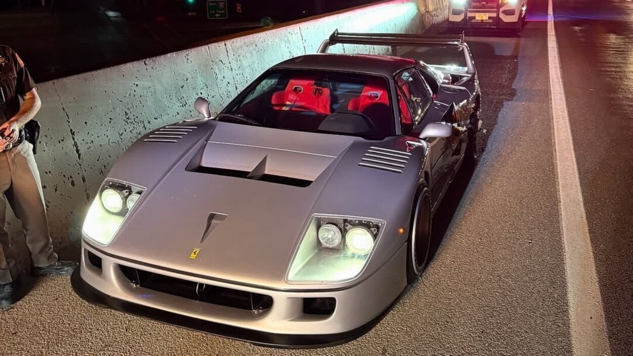 Un camion colpisce una Ferrari F40 LM: danno da milioni