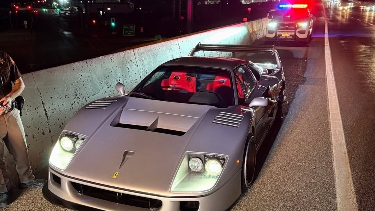 Un camion urta una Ferrari F40 LM da 9 milioni