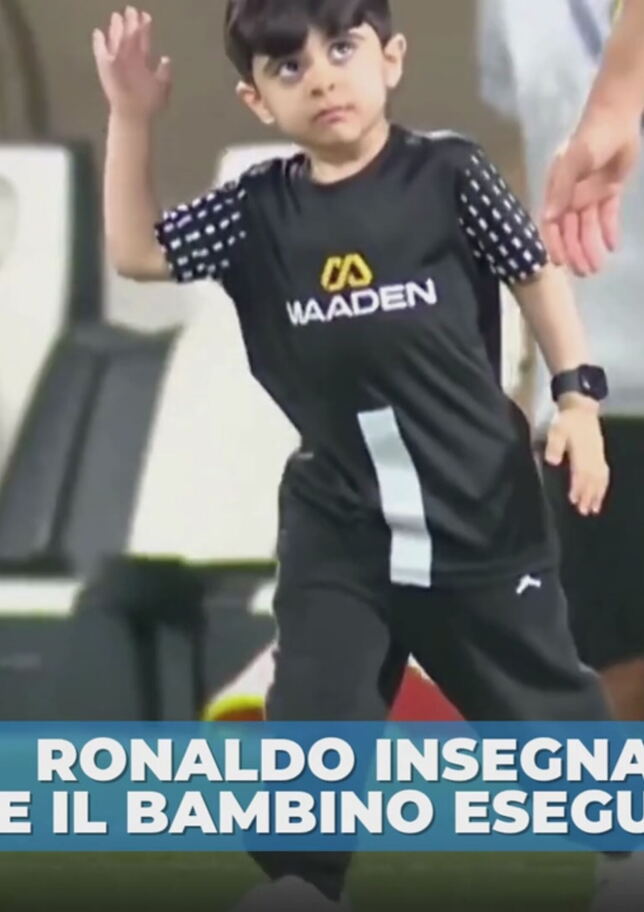 CR7 fa scuola, bambino scende in campo e lo imita: "Calma"