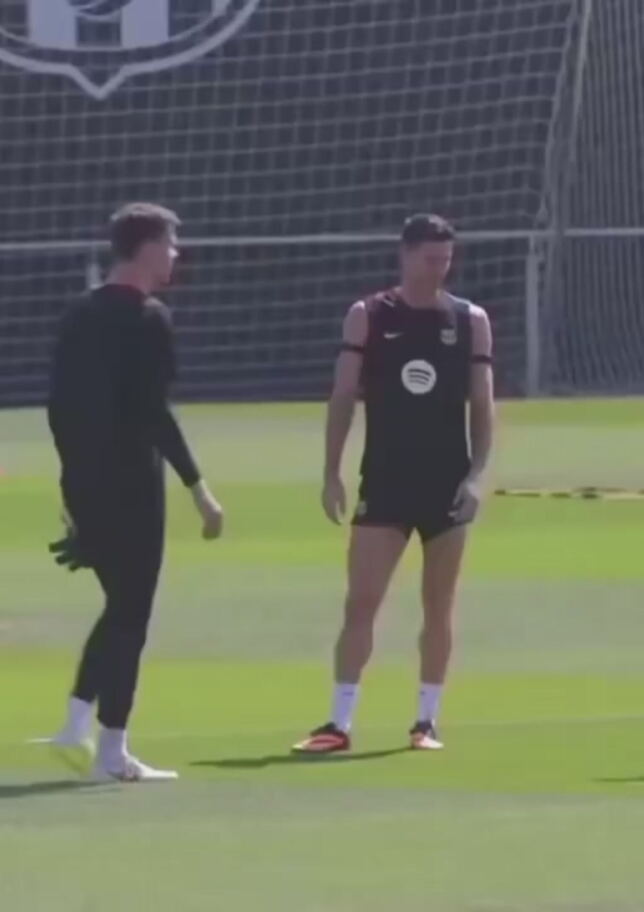 Il Barcellona provoca il Real: finta rissa tra Lewandowski e Szczesny