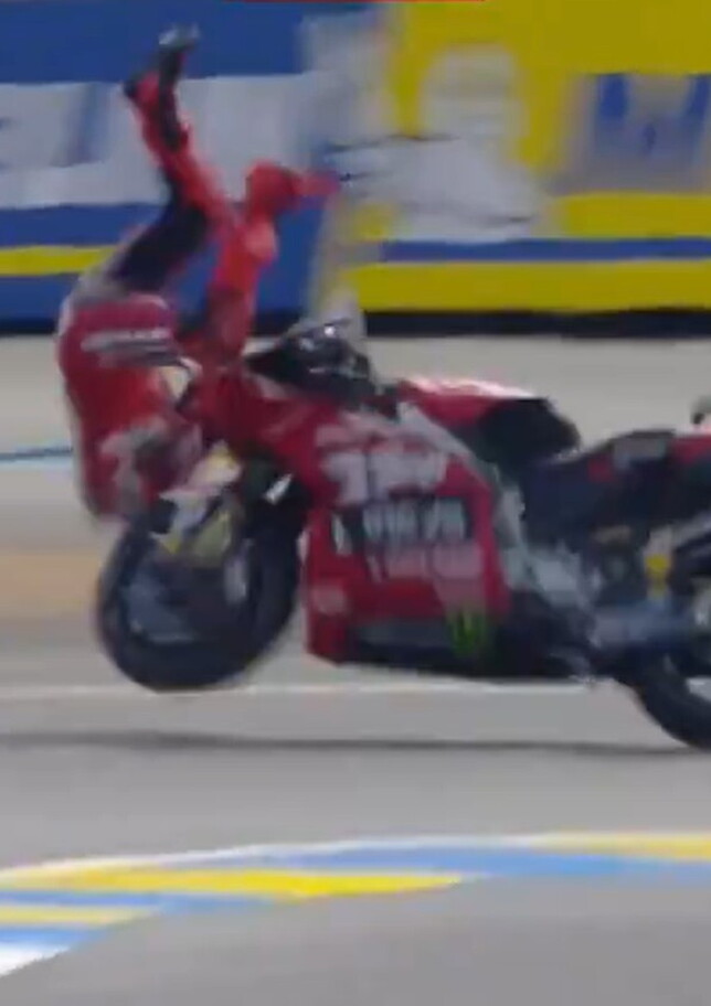 Spaventosa caduta per Marc Marquez: lo spagnolo dolorante, moto in volo e distrutta