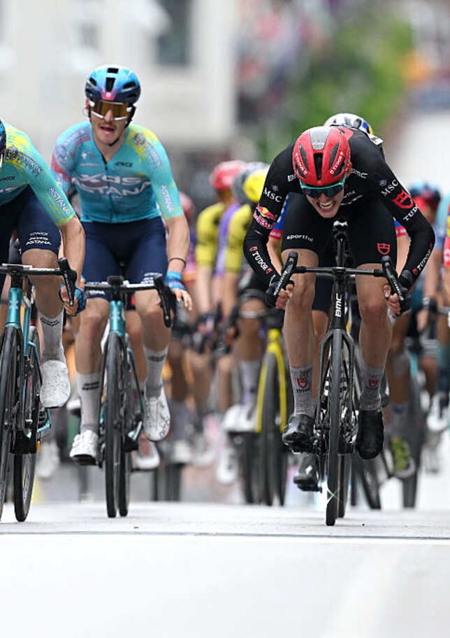 Il duello Vingegaard-Pellizzari è rimandato: Guillermo Silva si prende volata e maglia rosa